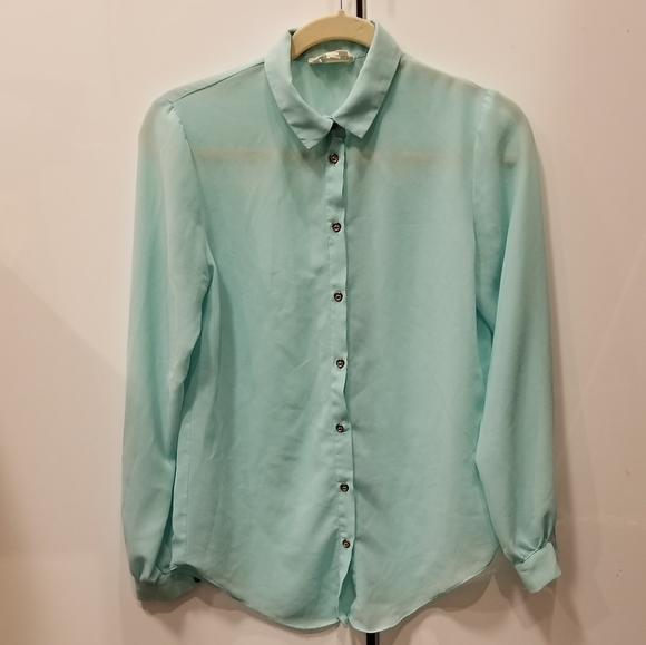 3/$20 ๐บ L'Atiste by Amy Aqua Heart Opening Button-Down Blouse - Picture 2 of 3